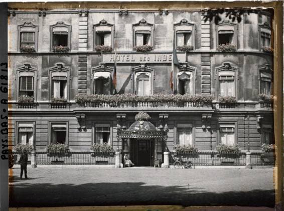RECORD DATE NOT STATED The Hague, the Netherlands the HÃ tel des Indes, headquarters of the French delegation , 1929 - Netherlands - StÃ phane Passet - (August 17-31) (French - ï»¿La Haye , Pays-Bas L hÃ tel des Indes , siege de la dÃ lÃ gation francaise). Commercial architecture, diplomacy, peace, repairs, street , neighborhood, catering , hotel, flag, Habitat , architecture, international relations, First World War, economic activity, Hollande, The Hague, HÃ tel des Indes headquarters of the French delegation Copyright: xpiemagsx AKahnlpie020223-17659 !ACHTUNG AUFNAHMEDATUM GESCHÄTZT!