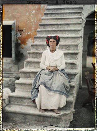 RECORD DATE NOT STATED Corfu, Greece woman in traditional costume , 1913 - Balkans, Italy - Jean Brunhes and Auguste LÃ on - (September - October 23) (French - ï»¿Corfou , Grece Femme en costume traditionnel). Woman, costume, portrait, hairstyle , headgear, Human beings, clothing, Greece, Corfu, a woman on a staircase Copyright: xpiemagsx AKahnlpie020223-3505 !ACHTUNG AUFNAHMEDATUM GESCHÄTZT!