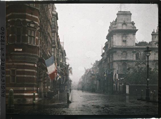 RECORD DATE NOT STATED London, England at the angle of Pall Mall and Saint James Street, not far from Saint James Palace , 1919 - England - Fernand Cuville - (July 18-23) (French - ï»¿Londres , Angleterre A l angle de Pall Mal et Saint James Street , non loin de Saint James Palace). Floor , Reverbera, architectural inscription, rue , district, flag, palace , castle, Inscription , information , Habitat , Architecture, England, London, the Mall Pall in bad weather (Angle S. Jame S Str.) Sunday 20, 7 Copyright: xpiemagsx AKahnlpie020223-3177 !ACHTUNG AUFNAHMEDATUM GESCHÄTZT!