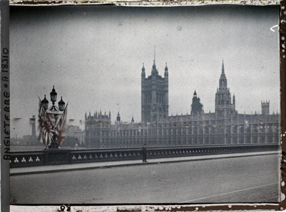 RECORD DATE NOT STATED London, England The British Parliament seen from the Westminster bridge , 1919 - England - Fernand Cuville - (July 18-23) (French - ï»¿Londres , Angleterre Le parlement britannique vue depuis le pont de Westminster). Floor , Reverber, Costume, Civil Engineering, Bell tower, child, commemorative inscription, commemoration, flag, bridge, Clothing, housing , architecture, human beings, inscription , information, First World War, England, London, the Parliament seen from the Westminster bridge Copyright: xpiemagsx AKahnlpie020223-6183 !ACHTUNG AUFNAHMEDATUM GESCHÄTZT!