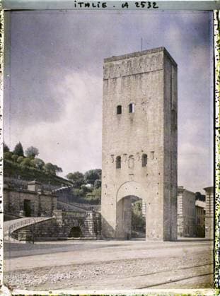 RECORD DATE NOT STATED Florence, Italie La Porte San NiccolÃ² , 1913 - Balkans, Italy - Jean Brunhes and Auguste LÃ on - (September - October 23) (French - ï»¿Florence , Italie La porte San NiccolÃ²). Tour, public civil architecture, fortified architecture, door, Habitat , Architecture, Italie, Florence, Porta S. Nicollo Copyright: xpiemagsx AKahnlpie020223-15921 !ACHTUNG AUFNAHMEDATUM GESCHÄTZT!