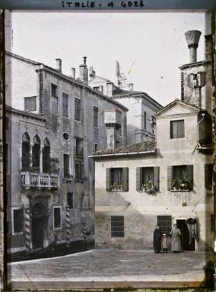 RECORD DATE NOT STATED Venice, Italy Simple Queus de Are the church of the Santa Musica Formosa. , 1912 - Balkans, Italy - Jean Brunhes and Auguste LÃ on - (October 13 - 27) (French - ï»¿Venise , Italie Campielo Querimi , Ã cÃ tÃ de l Ã glise Santa Maria Formosa ?). Woman, child, boat, home, balcony , loggia, maritime transport, fireplace, river transport , lake, Human beings, housing , architecture, transport, Italy, Venice Copyright: xpiemagsx AKahnlpie020223-15761 !ACHTUNG AUFNAHMEDATUM GESCHÄTZT!