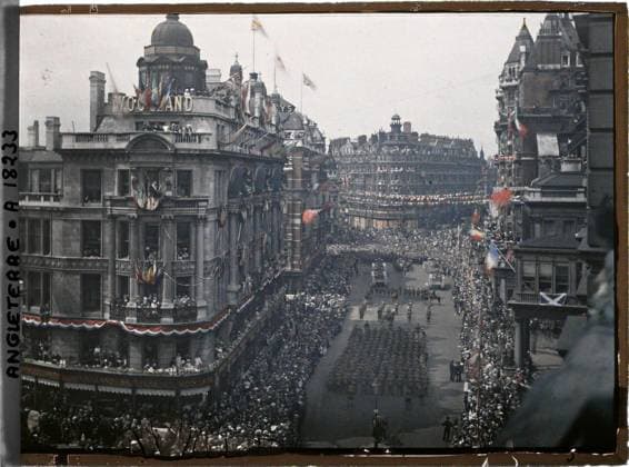 RECORD DATE NOT STATED London, England parades of allied troops in the British capital , 1919 - England - Fernand Cuville - (July 18-23) (French - ï»¿Londres , Angleterre DÃ filÃ s des troupes alliÃ es dans la capitale britannique). Political celebration, military parade, car transport, crowd, exists in high definition, commemoration, tank, peace, street , neighborhood, weapon, allies, flag, army, Party, transport, HD, First World War, Habitat , Architecture, International Relations, Society, England, London, at the bottom of the course we see six tanks Copyright: xpiemagsx AKahnlpie020223-3174 !ACHTUNG AUFNAHMEDATUM GESCHÄTZT!