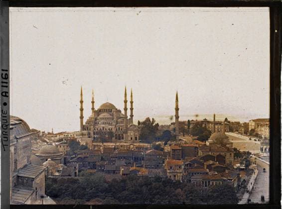 RECORD DATE NOT STATED Constantinople (current Istanbul), Turkey Panorama towards Sultan Ahmet Camii ( Mosque of Sultan Ahmet ) called Blue Mosque , 1912 - Turkey - StÃ phane Passet - (September) (French - ï»¿Constantinople ( actuelle Istanbul ) , Turquie Panorama vers la Sultan Ahmet Camii ( Â«mosquÃ e du Sultan AhmetÂ» ) dite Â«mosquÃ e BleueÂ»). Islam, minaret, street , neighborhood, fountain, dome , dome, mosque, religious architecture, Religion , Habitat , Architecture, Turkey, Stamboul, Ahmed Djami mosque Copyright: xpiemagsx AKahnlpie020223-4972 !ACHTUNG AUFNAHMEDATUM GESCHÄTZT!