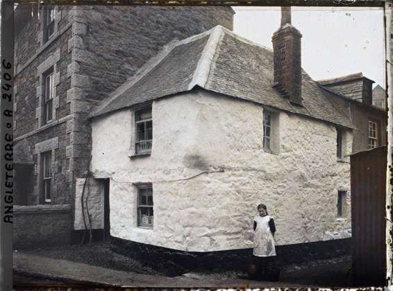 RECORD DATE NOT STATED Cornwall, England young girl in front of a little dwelling , 1913 - England - Auguste LÃ on - (August 28 - September 3) (French - ï»¿Cornouailles , Angleterre Jeune fille devant une petite habitation). Solder image, child, street , neighborhood, Human beings, Habitat , Architecture, England Copyright: xpiemagsx AKahnlpie020223-3083 !ACHTUNG AUFNAHMEDATUM GESCHÄTZT!