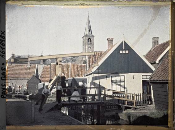 RECORD DATE NOT STATED Steendam, Netherlands Pont sur le Meerzijde , 1929 - Netherlands - StÃ phane Passet - (August 17-31) (French - ï»¿Volendam , Pays-Bas Pont sur le Meerzijde). Canal, civil engineering, bell tower, child, quai, street scene, street , neighborhood, bridge, religious architecture, Habitat , architecture, human beings, daily life, Holland, steaper, a village corner Copyright: xpiemagsx AKahnlpie020223-17786 !ACHTUNG AUFNAHMEDATUM GESCHÄTZT!
