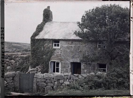 RECORD DATE NOT STATED Cornwall, England a house , 1913 - England - Auguste LÃ on - (August 28 - September 3) (French - ï»¿Cornouailles , Angleterre Une maison). shipwrecked image, rural architecture, housing, Habitat , Architecture, England Copyright: xpiemagsx AKahnlpie020223-3299 !ACHTUNG AUFNAHMEDATUM GESCHÄTZT!