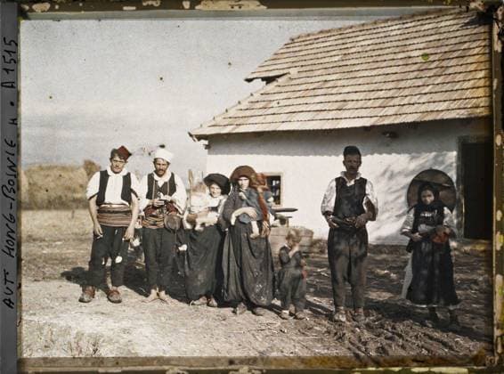 RECORD DATE NOT STATED Surroundings of Sarajevo, Bosnia and Herzegovina A Serbian family near the sources of the Bosna , 1912 - Balkans, Italy - Jean Brunhes and Auguste LÃ on - (October 13 - 27) (French - ï»¿Environs de Sarajevo , Bosnie-HerzÃ govine Une famille Serbe pres des sources de la Bosna). Woman, costume, group portrait, family, man, Human beings, clothing, Bosnia, Sarajevo, a Serbian family near the sources of the Bosna Copyright: xpiemagsx AKahnlpie020223-6351 !ACHTUNG AUFNAHMEDATUM GESCHÄTZT!