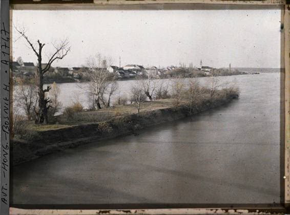 RECORD DATE NOT STATED Brod, Bosnia and Herzegovina View of the bridge over the three Churches of Bosna Brod and the island on the Save , 1912 - Balkans, Italy - Jean Brunhes and Auguste LÃ on - (October 13 - 27) (French - ï»¿Brod , Bosnie-HerzÃ govine Vue prise du pont sur les trois Eglises de Bosna Brod et l ile sur la Save). Island, river, hydrography, agglomeration panorama, Nature , Environment, Habitat , Architecture, Bosnia, Bosna-Brod, view of the bridge over the 3 churches of Bosna Brod, the island in the 1st plan Copyright: xpiemagsx AKahnlpie020223-6438 !ACHTUNG AUFNAHMEDATUM GESCHÄTZT!