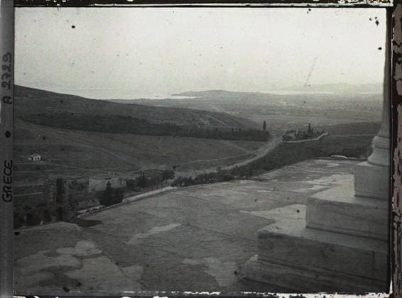 RECORD DATE NOT STATED Athens, Greece on the Acropolis, the view of the surroundings and the sea from the temple of Athena Nike , 1913 - Balkans, Italy - Jean Brunhes and Auguste LÃ on - (September - October 23) (French - ï»¿Athenes , Grece Sur l Acropole , la vue sur les environs et la mer depuis le Temple d AthÃ na Nike). Landscape, sea , ocean, archaeological vestige, antiquity, agglomeration panorama, Nature , Environment, Habitat , Architecture, Art, Greece, Athens, the shores of Attica and the Gulf of Salamine seen from the pillar of the victory of the Apere. Copyright: xpiemagsx AKahnlpie020223-4338 !ACHTUNG AUFNAHMEDATUM GESCHÄTZT!