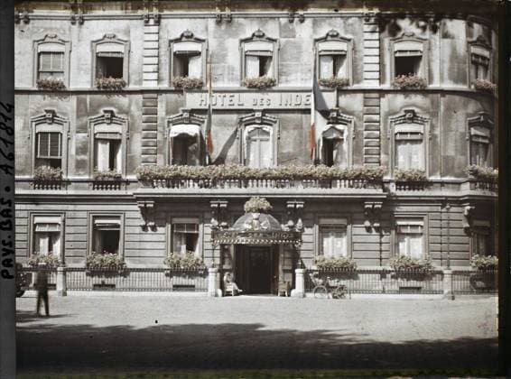 RECORD DATE NOT STATED The Hague, the Netherlands the HÃ tel des Indes, headquarters of the French delegation , 1929 - Netherlands - StÃ phane Passet - (August 17-31) (French - ï»¿La Haye , Pays-Bas L hÃ tel des Indes , siege de la dÃ lÃ gation francaise). Commercial architecture, diplomacy, peace, repairs, street , neighborhood, catering , hotel, flag, Habitat , architecture, international relations, First World War, economic activity, Hollande, The Hague, HÃ tel des Indes headquarters of the French delegation Copyright: xpiemagsx AKahnlpie020223-17660 !ACHTUNG AUFNAHMEDATUM GESCHÄTZT!