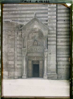 RECORD DATE NOT STATED Verona, Italy Porte de la Cathedral , 1918 - Italy - Fernand Cuville - (March -August) (French - ï»¿VÃ rone , Italie Porte de la cathÃ drale). Church, Christianity, Porte, Religious Architecture, Religion , Habitat , Architecture, Italy, Verona, northern door of the cathedral Copyright: xpiemagsx AKahnlpie020223-14689 !ACHTUNG AUFNAHMEDATUM GESCHÄTZT!