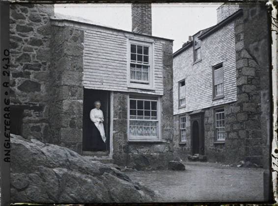 RECORD DATE NOT STATED St Ives, Cornwall, England woman standing on the threshold of her house , 1913 - England - Auguste LÃ on - (August 28 - September 3) (French - ï»¿St Ives , Cornouailles , Angleterre Femme se tenant sur le seuil de sa maison). Woman, rural life, street , neighborhood, Human beings, daily life, habitat , architecture, England Copyright: xpiemagsx AKahnlpie020223-3109 !ACHTUNG AUFNAHMEDATUM GESCHÄTZT!