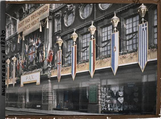 RECORD DATE NOT STATED London, England The Waring & Gillow store decorated on Oxford Street on the occasion of the commemoration of the First World War , 1919 - England - Fernand Cuville - (July 18-23) (French - ï»¿Londres , Angleterre La boutique Waring & Gillow dÃ corÃ e sur Oxford street Ã l occasion de la commÃ moration de la Premiere Guerre Mondiale). Shop , store, exists in high definition, commemorative registration, commemoration, street , neighborhood, flag, Economic activity, HD, registration , information, First World War, Habitat , Architecture, England, London, Oxford Street: Waringd house Copyright: xpiemagsx AKahnlpie020223-3206 !ACHTUNG AUFNAHMEDATUM GESCHÄTZT!
