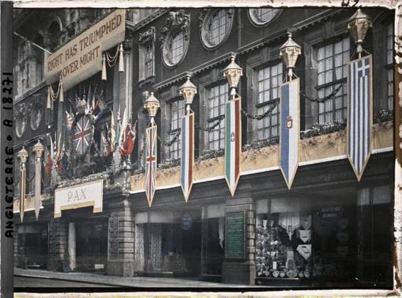 RECORD DATE NOT STATED London, England The Waring & Gillow store decorated on Oxford Street on the occasion of the commemoration of the First World War , 1919 - England - Fernand Cuville - (July 18-23) (French - ï»¿Londres , Angleterre La boutique Waring & Gillow dÃ corÃ e sur Oxford street Ã l occasion de la commÃ moration de la Premiere Guerre Mondiale). Boutique , store, commemorative registration, commemoration, street , neighborhood, flag, Economic activity, registration , information, First World War, Habitat , Architecture, England, London, Oxford Street: Waring House Copyright: xpiemagsx AKahnlpie020223-3208 !ACHTUNG AUFNAHMEDATUM GESCHÄTZT!
