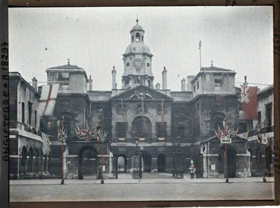RECORD DATE NOT STATED London, England The Horse Guards barracks on Whitehall , 1919 - England - Fernand Cuville - (July 18-23) (French - ï»¿Londres , Angleterre La caserne des Horse Guards sur Whitehall). Military uniform, clock, commemoration, street , neighborhood, flag, army, Clothing, First World War, Habitat , Architecture, Society, England, London, the Horse Guards barracks on the Whitehall Copyright: xpiemagsx AKahnlpie020223-3245 !ACHTUNG AUFNAHMEDATUM GESCHÄTZT!