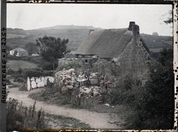 RECORD DATE NOT STATED Cornwall, England two children sitting near a house , 1913 - England - Auguste LÃ on - (August 28 - September 3) (French - ï»¿Cornouailles , Angleterre Deux enfants assis pres d une maison). Costume, shipwrecked image, child, rural architecture, home, Clothing, human beings, habitat , architecture, England Copyright: xpiemagsx AKahnlpie020223-3313 !ACHTUNG AUFNAHMEDATUM GESCHÄTZT!