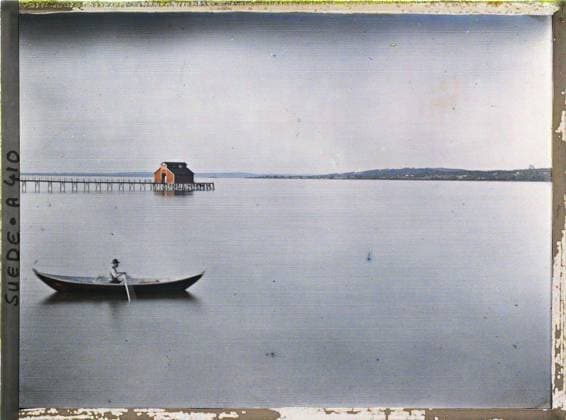 RECORD DATE NOT STATED Siljansnäs, Sweden the pier of steam boats in Fornby on Lake Siljan , 1910 - Voyage of Albert Kahn and Auguste LÃ on in Scandinavia - (August 9 - September 14) (French - ï»¿Siljansnäs , Suede L embarcadere des bateaux Ã vapeur Ã Fornby sur le lac Siljan). Landscape, sea , ocean, exists in high definition, lake , pond, boat, hydrography, maritime transport, pier, hairstyle , headgear, river , lake transport, men, Nature , Environment, HD, transport, human beings, Mora road in Leksand Copyright: xpiemagsx AKahnlpie020223-5188 !ACHTUNG AUFNAHMEDATUM GESCHÄTZT!