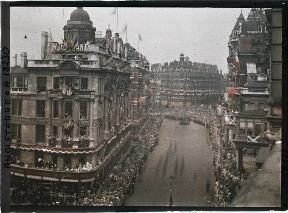 RECORD DATE NOT STATED London, England paraded from allied troops in the British capital , 1919 - England - Fernand Cuville - (July 18-23) (French - ï»¿Londres , Angleterre DÃ filÃ des troupes alliÃ es dans la capitale britannique). Political celebration, military parade, crowd, commemoration, peace, street , neighborhood, flag, army, Festival, First World War, Habitat , Architecture, Society, England, London, Panorama s, Kamdsbridge Street during the Allied troop parade Copyright: xpiemagsx AKahnlpie020223-3167 !ACHTUNG AUFNAHMEDATUM GESCHÄTZT!
