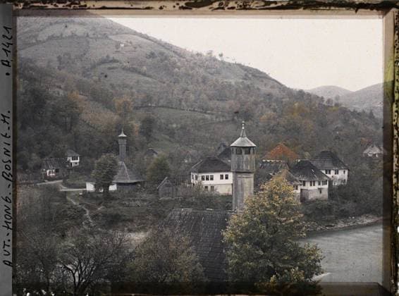 RECORD DATE NOT STATED Surroundings of Banja Luka, Bosnia and Herzegovina at the entrance to Grd Scher Gornji Å eher : the two wooden minarets and the vrbas , 1912 - Balkans, Italy - Jean Brunhes and Auguste LÃ on - (October 13 - 27) (French - ï»¿Environs de Banja Luka , Bosnie-HerzÃ govine A l entrÃ e de Grd Scher Gornji Å eher : les deux minarets de bois et le Vrbas). Landscape, valley, Islam, river, minaret, rural architecture, mosque, agglomeration panorama, religious architecture, Nature , Environment, Religion, Habitat , Architecture, Bosnia, Banjaluka, at the entrance to Grd Scher: the two wooden minarets and the vrbas Copyright: xpiemagsx AKahnlpie020223-6272 !ACHTUNG AUFNAHMEDATUM GESCHÄTZT!