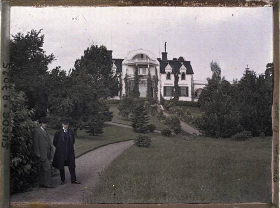 RECORD DATE NOT STATED Djürsholm, Sweden two members of the Palme family in front of the eponymous villa , 1910 - Voyage of Albert Kahn and Auguste LÃ on in Scandinavia - (August 9 - September 14) (French - ï»¿Djürsholm , Suede Deux membres de la famille Palme devant la villa Ã ponyme). Housing, hairstyle , headgear, park , garden, vegetation , botany, man, Habitat , architecture, nature , environment, human beings, Djursholm - 21 AoÃ»t Satsjobaden Copyright: xpiemagsx AKahnlpie020223-5245 !ACHTUNG AUFNAHMEDATUM GESCHÄTZT!