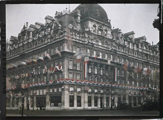 RECORD DATE NOT STATED London, England the Carlton hotel at the angle of Pall Mall and Haymarket , 1919 - England - Fernand Cuville - (July 18-23) (French - ï»¿Londres , Angleterre L hÃ tel Carlton Ã l angle de Pall Mall et Haymarket). Car transport, car, commemoration, street , neighborhood, catering , hotel, flag, Transport, First World War, Habitat , Architecture, Economic Activity, England, London, the Carlton hotel where Marshal Foch went down to London Copyright: xpiemagsx AKahnlpie020223-6178 !ACHTUNG AUFNAHMEDATUM GESCHÄTZT!