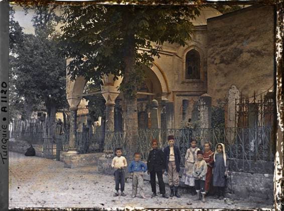 RECORD DATE NOT STATED Constantinople (current Istanbul), Turkey a group of children in front of tombs and mausoleums in (or near) cemetery of the Eyüp Sultan Camii ( Grande Mosque of Eyüp ) , 1912 - Turkey - StÃ phane Passet - (September) (French - ï»¿Constantinople ( actuelle Istanbul ) , Turquie Groupe d enfants devant des tombes et mausolÃ es dans ( ou pres du ) cimetiere de l Eyüp Sultan Camii ( Â«Grande mosquÃ e d EyüpÂ» )). Tomb, cemetery, funeral architecture, Islam, child, group portrait, funeral inscription, hairstyle , headgear, Habitat , architecture, religion, human beings, registration , information, Turkey, Constantinople, a street in Eyoule Copyright: xpiemagsx AKahnlpie020223-4385 !ACHTUNG AUFNAHMEDATUM GESCHÄTZT!