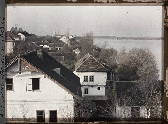 RECORD DATE NOT STATED Brod, Bosnia and Herzegovina view on Bosna Brod taking bridge over the save , 1912 - Balkans, Italy - Jean Brunhes and Auguste LÃ on - (October 13 - 27) (French - ï»¿Brod , Bosnie-HerzÃ govine Vue sur Bosna Brod prise du pont sur la Save). Roof, river, home, hydrography, street , neighborhood, Habitat , architecture, nature , environment, Bosnia, bosna-brod, view of Bosna Brod taking bridge over the save: on the right Serbian Church, in the middle mosque Copyright: xpiemagsx AKahnlpie020223-6437 !ACHTUNG AUFNAHMEDATUM GESCHÄTZT!