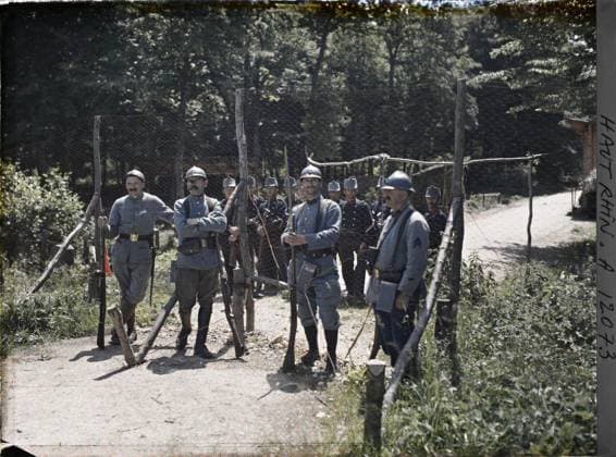 RECORD DATE NOT STATED Pfetterhouse, Haut-Rhin, Alsace, France at the Swiss border , 1917 - Alsace - Paul Castelnau (photographic section of the armies) - (June) (French - ï»¿Pfetterhouse , Haut-Rhin , Alsace , France A la frontiere Suisse). Military uniform, border, front, weapon, hairy, Clothing, First World War, France, pfetterhouse, on the Swiss border Copyright: xpiemagsx AKahnlpie020223-13459 !ACHTUNG AUFNAHMEDATUM GESCHÄTZT!