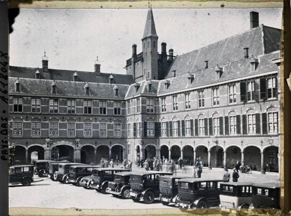 RECORD DATE NOT STATED The Hague, the Netherlands The Binnenhof Court, the wing housing the Knights Salle , 1929 - Netherlands - StÃ phane Passet - (August 17-31) (French - ï»¿La Haye , Pays-Bas La cour du Binnenhof , l aile abritant la Salle des Chevaliers). Parliament, car transport, car, public civil architecture, diplomacy, administration, peace, repairs, Middle Ages, Court, Palais , ChÃ¢teau, Transport, housing , architecture, international relations, society, First World War, Art, Hollande, The Hague, the Knights Hall in the courtyard of the binnenhof Copyright: xpiemagsx AKahnlpie020223-17647 !ACHTUNG AUFNAHMEDATUM GESCHÄTZT!