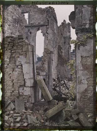 RECORD DATE NOT STATED Verdun , France , 1917 - North of France, Belgium - Paul Castelnau (photographic section of the armies) - (September 1-5) (French - ï»¿Verdun , France). Column, ruins, front, bombardment, rubble, First World War, France, Verdun, rue St Pierre, interior Copyright: xpiemagsx AKahnlpie020223-21121 !ACHTUNG AUFNAHMEDATUM GESCHÄTZT!