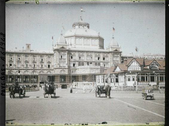 RECORD DATE NOT STATED Schevengue, The Hague, Netherlands Le Kurhaus, seen from the Grande Place , 1929 - Netherlands - StÃ phane Passet - (August 17-31) (French - ï»¿Scheveningue , La Haye , Pays-Bas Le Kurhaus , vu de la Grande Place). Animal transport, commercial architecture, diplomacy, peace, repairs, street , neighborhood, carriage, place, catering , hotel, flag, Transport, housing , architecture, international relations, First World War, economic activity, Hollande, Scheveningue, Le Kurhaus Copyright: xpiemagsx AKahnlpie020223-17746 !ACHTUNG AUFNAHMEDATUM GESCHÄTZT!