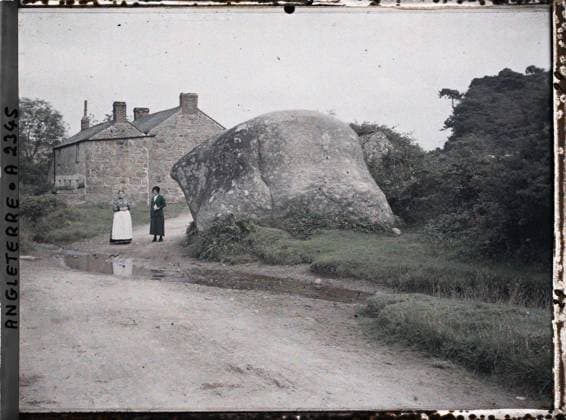 RECORD DATE NOT STATED Cornwall, England two young women near an imposing rock , 1913 - England - Auguste LÃ on - (August 28 - September 3) (French - ï»¿Cornouailles , Angleterre Deux jeunes femmes pres d un imposant rocher). Woman, costume, road, shipwrecked image, rural architecture, housing, Human beings, clothing, housing , architecture, England Copyright: xpiemagsx AKahnlpie020223-3303 !ACHTUNG AUFNAHMEDATUM GESCHÄTZT!