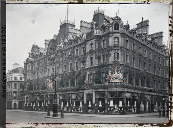 RECORD DATE NOT STATED London, England Marshall & Snelgrove stores on Oxford Street , 1919 - England - Fernand Cuville - (July 18-23) (French - ï»¿Londres , Angleterre Les magasins Marshall & Snelgrove sur Oxford street). Floor , Reverbera, shop , store, commemoration, street , neighborhood, flag, Economic activity, First World War, Habitat , Architecture, England, London, Marshall stores, Oxford Str. Copyright: xpiemagsx AKahnlpie020223-6174 !ACHTUNG AUFNAHMEDATUM GESCHÄTZT!