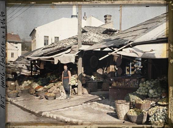 RECORD DATE NOT STATED Sarajevo, Bosnia and Herzegovina at the market , 1912 - Balkans, Italy - Jean Brunhes and Auguste LÃ on - (October 13 - 27) (French - ï»¿Sarajevo , Bosnie-HerzÃ govine Au marchÃ ). Market , fair, food, work clothing, vegetable, fruit, window , display, men, Economic activity, daily life, clothing, human beings, Bosnia, Sarajevo, at the market Copyright: xpiemagsx AKahnlpie020223-6333 !ACHTUNG AUFNAHMEDATUM GESCHÄTZT!