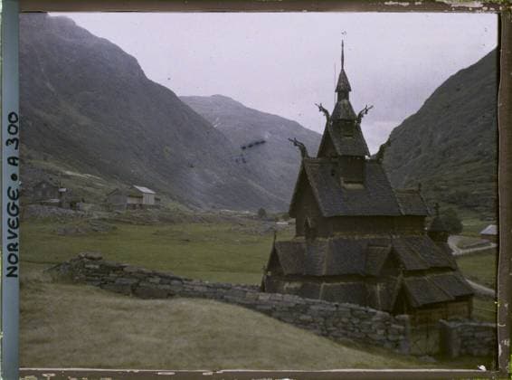 RECORD DATE NOT STATED Jotunheim, Norway the church , 1910 - Voyage of Albert Kahn and Auguste LÃ on in Scandinavia - (August 9 - September 14) (French - ï»¿Jotunheim , Norvege L Ã glise). Church, landscape, mont , mountain, roof, valley, exists in high definition, carved decor, religious architecture, Nature , Environment, HD, Habitat , Architecture, Sweden, Jotunheim, old Church Copyright: xpiemagsx AKahnlpie020223-15845 !ACHTUNG AUFNAHMEDATUM GESCHÄTZT!