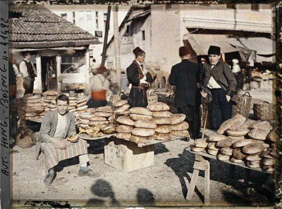 RECORD DATE NOT STATED Sarajevo, Bosnia and Herzegovina Bread Merchant at the market , 1912 - Balkans, Italy - Jean Brunhes and Auguste LÃ on - (October 13 - 27) (French - ï»¿Sarajevo , Bosnie-HerzÃ govine Marchand de pains au marchÃ ). Costume, market , fair, food, exists in high definition, street scene, work clothing, showcase , display, man, Clothing, economic activity, daily life, HD, human beings, Bosnia, Sarajevo, bread merchant on the market Copyright: xpiemagsx AKahnlpie020223-6337 !ACHTUNG AUFNAHMEDATUM GESCHÄTZT!