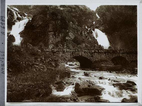 RECORD DATE NOT STATED Rjukan, Norway Small stone bridge at the bottom of a waterfall , 1910 - Voyage of Albert Kahn and Auguste LÃ on in Scandinavia - (August 9 - September 14) (French - ï»¿Rjukan , Norvege Petit pont de pierre en bas d une cascade). Landscape, waterfall, civil engineering, watercourse, hydrography, gorge, bridge, Nature , Environment, Habitat , Architecture, Norway, Sejelstad route in Odda Copyright: xpiemagsx AKahnlpie020223-964 !ACHTUNG AUFNAHMEDATUM GESCHÄTZT!