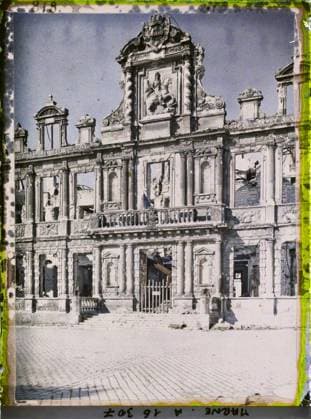 RECORD DATE NOT STATED Reims , Marne , Champagne , France , 1919 - Devastated regions, Marne, Aisne - Paul Castelnau - (February -March) (French - ï»¿Reims , Marne , Champagne , France). Town Hall , Town Hall, sculpture, public civil architecture, bas-relief, ruins, bombing, renaissance, pediment, post-war, Art, Habitat , Architecture, First World War, France, Reims, town hall Copyright: xpiemagsx AKahnlpie020223-19391 !ACHTUNG AUFNAHMEDATUM GESCHÄTZT!