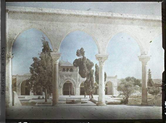 RECORD DATE NOT STATED Jerusalem, Palestine Colonnade against the Aksa Mosqueel , 1918 - Near East, Egypt, Palestine, Cyprus - Paul Castelnau (photographic section of the armies) - (January 9 -October 6) (French - ï»¿JÃ rusalem , Palestine Colonnade face Ã la mosquÃ eel Aksa). Water piece, Islam, minaret, basin, bow , arcade , arceau, mosque, religious architecture, Religion , Habitat , Architecture, Palestine, Jerusalem, Haram Esch SchÃ rif, View of the Mosque of Omar Copyright: xpiemagsx AKahnlpie020223-282 !ACHTUNG AUFNAHMEDATUM GESCHÄTZT!