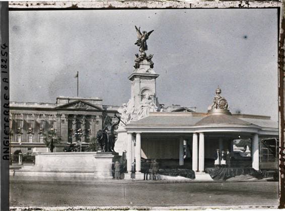 RECORD DATE NOT STATED London, England La Tribune Royale in front of the Buckingham Palace and the monument dedicated to Queen Victoria , 1919 - England - Fernand Cuville - (July 18-23) (French - ï»¿Londres , Angleterre La tribune royale devant le Buckigham Palace et le monument dÃ diÃ Ã la reine Victoria). Sculpture, street , neighborhood, fountain, palace , castle, Art , Habitat , Architecture, England, London, in front of the Buckingham Palace, The Royal Tribune (behind, the Monument to Queen Victoria) Copyright: xpiemagsx AKahnlpie020223-3191 !ACHTUNG AUFNAHMEDATUM GESCHÄTZT!