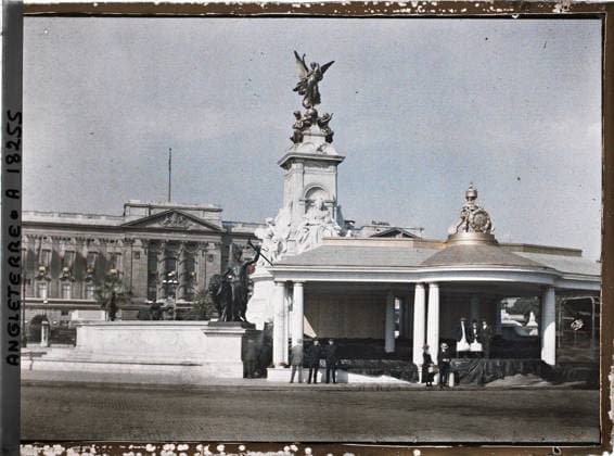 RECORD DATE NOT STATED London, England La Tribune Royale in front of the Buckingham Palace and the monument dedicated to Queen Victoria , 1919 - England - Fernand Cuville - (July 18-23) (French - ï»¿Londres , Angleterre La tribune royale devant le Buckigham Palace et le monument dÃ diÃ Ã la reine Victoria). Sculpture, street , neighborhood, fountain, palace , castle, Art , Habitat , Architecture, England, London, in front of the Buckingham Palace, The Royal Tribune (behind, the Monument to Queen Victoria) Copyright: xpiemagsx AKahnlpie020223-3190 !ACHTUNG AUFNAHMEDATUM GESCHÄTZT!