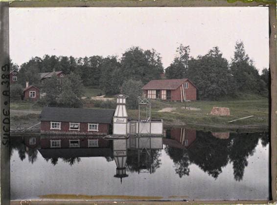 RECORD DATE NOT STATED Stora Tuna, between Falun and Säter, Sweden Group of Housing in front of the Tuna River , 1910 - Voyage of Albert Kahn and Auguste LÃ on in Scandinavia - (August 9 - September 14) (French - ï»¿Stora Tuna , entre Falun et Säter , Suede Groupement d habitations devant la riviere Tuna). River, public civil architecture, hydrography, baths, hammam, Habitat , architecture, nature , environment, Route de Falun to Loeter, Bains Copyright: xpiemagsx AKahnlpie020223-5158 !ACHTUNG AUFNAHMEDATUM GESCHÄTZT!