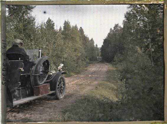 RECORD DATE NOT STATED Siljansnäs, Sweden car of travelers on Mora s Grand-Routle in Leskand , 1910 - Voyage of Albert Kahn and Auguste LÃ on in Scandinavia - (August 9 - September 14) (French - ï»¿Siljansnäs , Suede Voiture des voyageurs sur la grand-route de Mora Ã Leskand). Landscape, car transport, car, street , neighborhood, hairdressing , headgear, men, Nature , Environment, transport, housing , architecture, human beings, Road near Leksand Copyright: xpiemagsx AKahnlpie020223-5191 !ACHTUNG AUFNAHMEDATUM GESCHÄTZT!