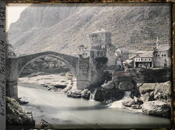 RECORD DATE NOT STATED Mostar, Bosnia and Herzegovina The old Mostar bridge , 1912 - Balkans, Italy - Jean Brunhes and Auguste LÃ on - (October 13 - 27) (French - ï»¿Mostar , Bosnie-HerzÃ govine Le vieux pont de Mostar). River, valley, civil engineering, hydrography, fortified architecture, medium age, fortifications, mosque, bridge, Habitat , architecture, nature , environment, art, Bosnia, Mostar, old bridge and narenta edges Copyright: xpiemagsx AKahnlpie020223-6389 !ACHTUNG AUFNAHMEDATUM GESCHÄTZT!