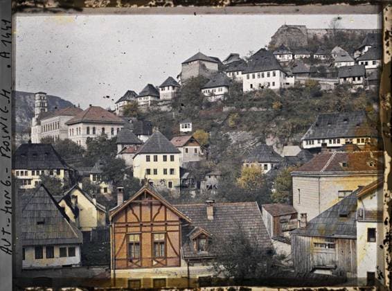 RECORD DATE NOT STATED Jajce, Bosnia-Herzegovina Le Kastell Fortress and mosque of Jajce seen from the hotel by Jean Brunhes and Auguste LÃ on with the dome of St Luc , 1912 - Balkans, Italy - Jean Brunhes and Auguste LÃ on - (October 13 - 27) (French - ï»¿Jajce , Bosnie-HerzÃ govine Le Kastell forteresse et mosquÃ e de Jajce vue de l hÃ tel de Jean Brunhes et Auguste LÃ on avec la coupole de St Luc). Roof, home, fortified architecture, street , neighborhood, fortress, half -timbered, Habitat , Architecture, Bosnia, Jajce, the Kastell and mosque of Jajce View of the hotel with the Coup (sic) of St Luc Copyright: xpiemagsx AKahnlpie020223-6289 !ACHTUNG AUFNAHMEDATUM GESCHÄTZT!