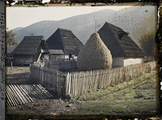 RECORD DATE NOT STATED Surroundings of Sarajevo, Bosnia and Herzegovina A rich farm in the PoljÃ near the sources of the Bosna , 1912 - Balkans, Italy - Jean Brunhes and Auguste LÃ on - (October 13 - 27) (French - ï»¿Environs de Sarajevo , Bosnie-HerzÃ govine Une riche ferme de la PoljÃ pres des sources de la Bosna). Agriculture , breeding, roof, hay, farm, rural architecture, home, barrier , palisade, Economic activity, Habitat , Architecture, Bosnia, Sarajevo, a rich farm in the Polje near the sources of the Bosna Copyright: xpiemagsx AKahnlpie020223-6354 !ACHTUNG AUFNAHMEDATUM GESCHÄTZT!