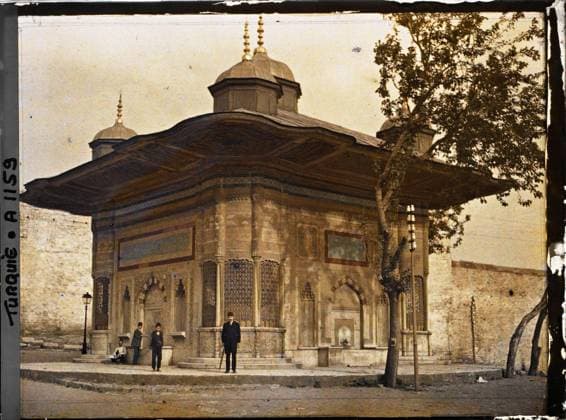 RECORD DATE NOT STATED Constantinople (current Istanbul), Turkey Sultan Ahmet Ceshesi ( Fountain of Sultan Ahmet III ) , 1912 - Turkey - StÃ phane Passet - (September) (French - ï»¿Constantinople ( actuelle Istanbul ) , Turquie Sultan Ahmet Ceshesi ( Â«fontaine du Sultan Ahmet IIIÂ» )). Floor , Reverber, Electrical Installation, Costume, Calligraphy, Islam, Fontaine, Auvent, Palais , Castle, rampart, Religious Architecture, Man, Clothing, art, religion, housing , architecture, human beings, Turkey, Stamboul, fountain in Ahmed Copyright: xpiemagsx AKahnlpie020223-4971 !ACHTUNG AUFNAHMEDATUM GESCHÄTZT!