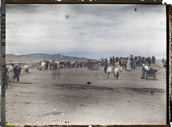 RECORD DATE NOT STATED Ourga, Mongolia Horses, soldiers and spectators on the main market square , 1913 - Mongolia - StÃ phane Passet - (July 6-25) (French - ï»¿Ourga , Mongolie Chevaux , soldats et spectateurs sur la grande place du marchÃ ). Animal transport, horse, real animal, costume, foreign presence, crowd, exists in high definition, child, equidated, place, agglomeration panorama, man, army, Transport, animal, clothing, international relations, HD, human beings, housing , architecture, society Copyright: xpiemagsx AKahnlpie020223-1661 !ACHTUNG AUFNAHMEDATUM GESCHÄTZT!