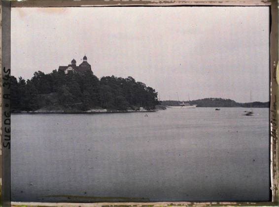 RECORD DATE NOT STATED Saltsjöbaden, Sweden a villa on an island , 1910 - Voyage of Albert Kahn and Auguste LÃ on in Scandinavia - (August 9 - September 14) (French - ï»¿Saltsjöbaden , Suede Une villa sur une ile). Island, sea , ocean, boat, hydrography, maritime transport, catering , hotel industry, Nature , environment, transport, economic activity, August 21 in Saltsjobaden Saltsjobaden Copyright: xpiemagsx AKahnlpie020223-3065 !ACHTUNG AUFNAHMEDATUM GESCHÄTZT!